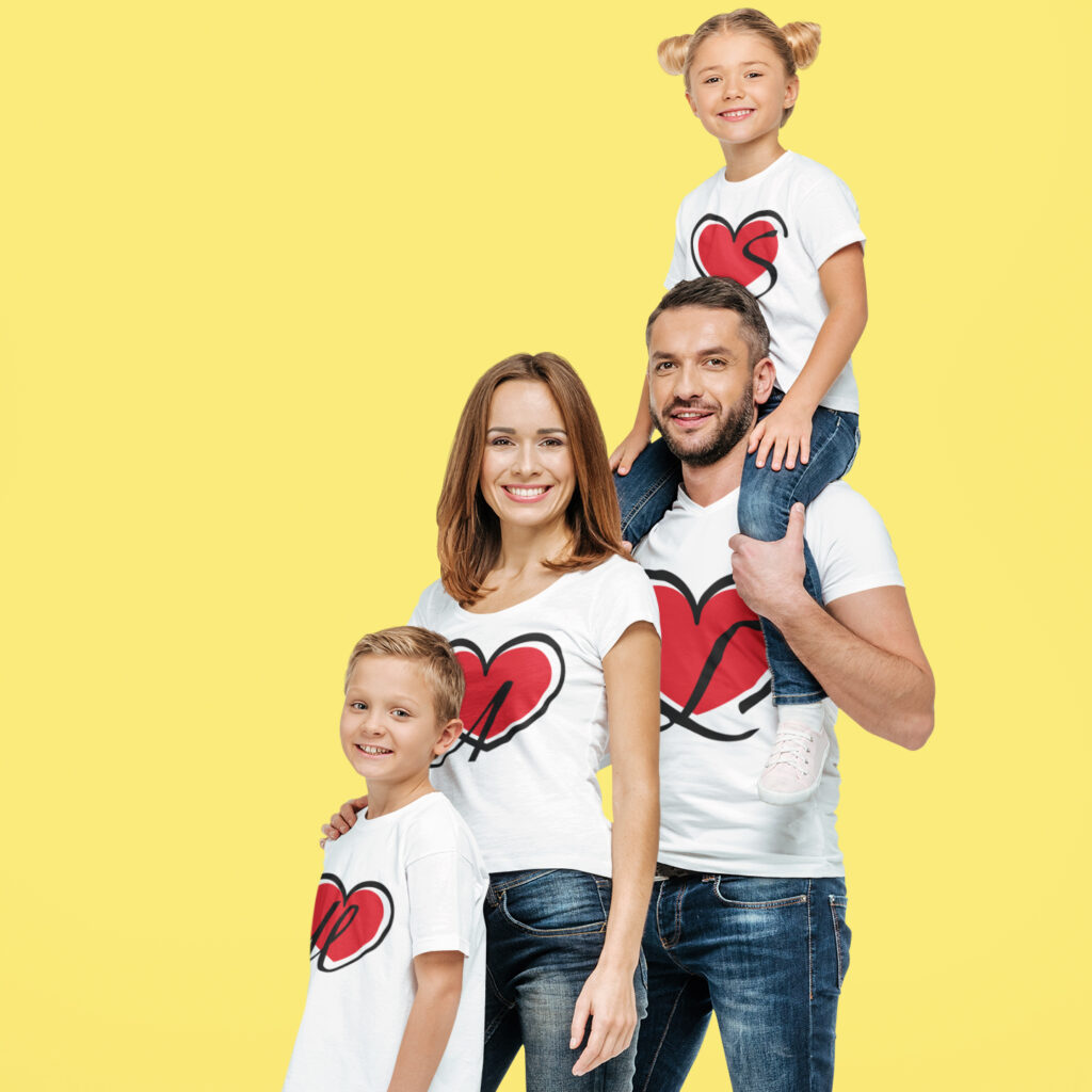Ganze Familie mit Herz Shirts
